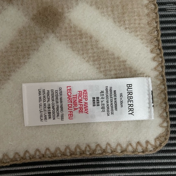 Burberry winter scarf - Picture 6 of 8